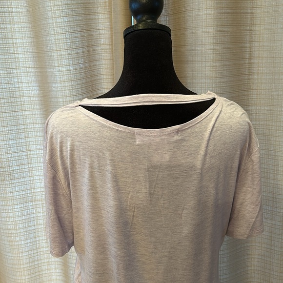 Woman’s Short Sleeve Top - Picture 3 of 4